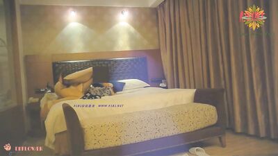 气质绝佳漂亮的女神级超短裙美女小姐姐酒店援交被狠狠抽插,每次内射后换套性感衣服继续干,一双美腿爱不释手!