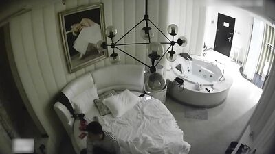 漂亮的年轻少妇酒店约会老相好 换上性感情趣装操 临走时又被干一次!