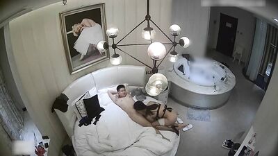 漂亮的年轻少妇酒店约会老相好 换上性感情趣装操 临走时又被干一次!