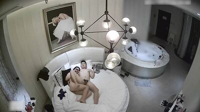 漂亮的年轻少妇酒店约会老相好 换上性感情趣装操 临走时又被干一次!