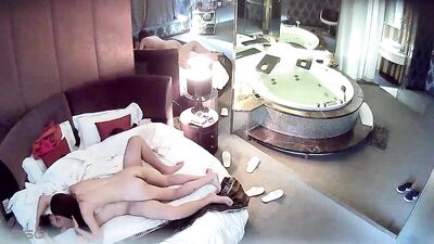 情趣酒店豪华套房水滴摄像头监控偷拍貌似很饥渴很主动的美眉上位骑坐鸡巴