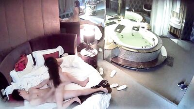 情趣酒店豪华套房水滴摄像头监控偷拍貌似很饥渴很主动的美眉上位骑坐鸡巴