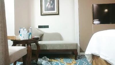 沈先森同时来两外围妹留下一个，黑裙大长腿穿上开档丝袜，润滑油揉搓逼逼，双腿肩上扛强奸式猛操