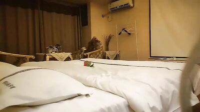 深夜约做指甲少妇张开双腿JB刚插入就开始淫荡起来了