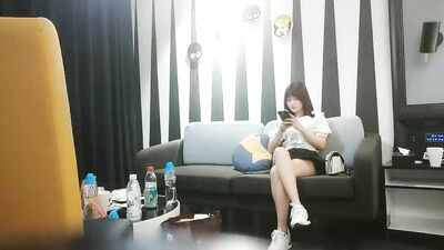 沈先森大师深夜场美腿文静妹子，深喉口交活不错，我假装被你强奸，抬起双腿猛操还疼要哭了