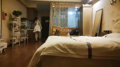 深夜约做指甲少妇张开双腿JB刚插入就开始淫荡起来了