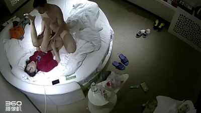 年轻白嫩美女下班后与男友开房爱爱