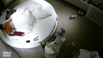年轻白嫩美女下班后与男友开房爱爱
