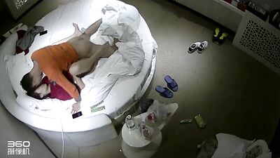 年轻白嫩美女下班后与男友开房爱爱