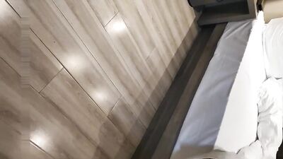 嫖妓达人酒店高价约啪性感漂亮的高素质美女啪啪偷偷直播给粉丝观看,花招太多又不射美女有点不耐烦了