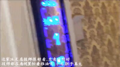 秦先生第11部-和学生妹小琴在足疗店包厢偷偷做爱差点被发现
