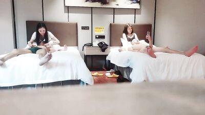 酒店淫乱4P，风骚两个人妻，争奇斗艳无套内射，精彩淫荡必看