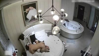漂亮的年轻少妇酒店约会老相好 换上性感情趣装操 临走时又被干一次!