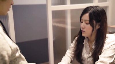 麻豆传媒-爸妈不在家哥哥与妹妹的兄妹乱伦生活