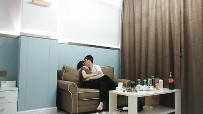 吃饱喝足看会电视，沙发上骑脸插嘴扣穴，转战床上继续，扶腰后入爆操