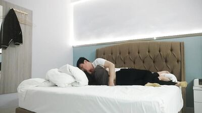 吃饱喝足看会电视，沙发上骑脸插嘴扣穴，转战床上继续，扶腰后入爆操