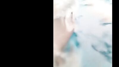 萝莉初中生和男友在游泳池玩起来了多姿势爆操