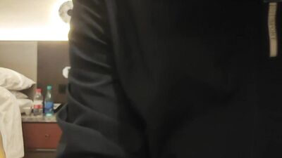 成熟人妻被肌肉小伙压在身下猛操
