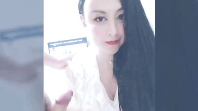 国产TS系列陈冰用黄瓜前戏放松菊花 戴着贞操锁被爆操后美美的吃下精液