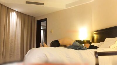大神酒店约啪身材娇小的黑丝美女同事白白嫩嫩的